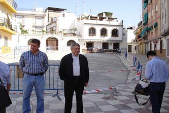El alcalde visita las obras de derribo del mercado de abastos de la Plaza del Mayoral, que marcan el inicio de la tercera fase de rehabilitación del centro comercial de Motril